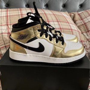 Air Jordan Retro 1 Mid GradeSchool 6Y